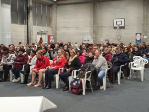 Des gens assis formant un auditoire attentif