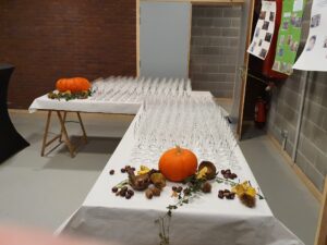 2 tables en angle avec des flûtes à champagne et des décorations d'automne