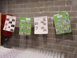 Des affiches avec des photos suspendues devant un mur