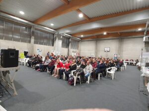 Des gens assis formant un auditoire attentif