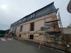 La façade de l'école Sainte-Gertrude à Brugelette en travaux (avec échafaudage)