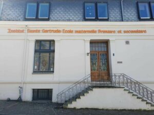 La façade de l'école Sainte-Gertrude à Brugelette travaux terminés